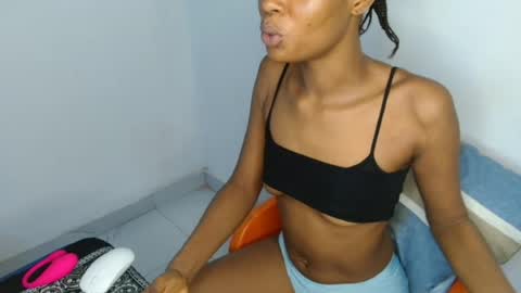 Snapshot of slim_wetpussyy chatting on 07.14.26 Bella online show from 07.14.26
