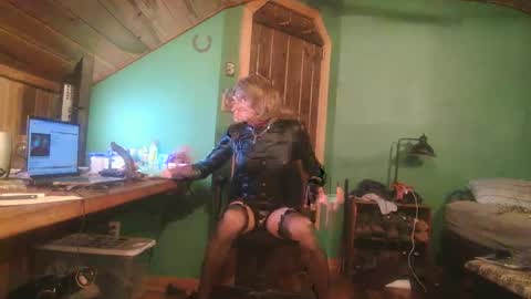 Snapshot of slutjennifertransxx chatting on 10.08.25 slutjennifertransxx online show from 10.08.25
