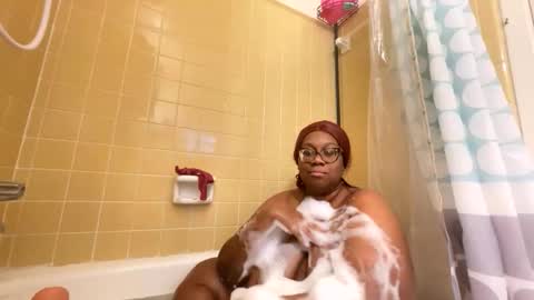 Snapshot of sluttypooh chatting on 02.14.26 Pooh online show from 02.14.26