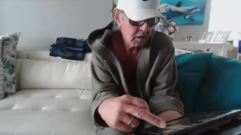 Snapshot of smallpenisbigtongue chatting on 01.08.25 Daddy online show from 01.08.25