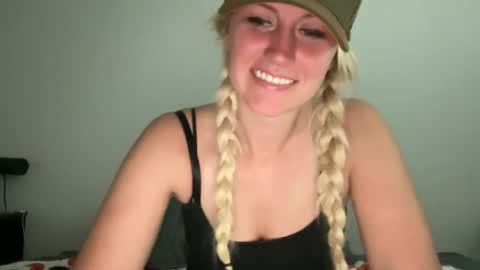 Snapshot of smexxii93 chatting on 09.29.25 smexxii93 online show from 09.29.25