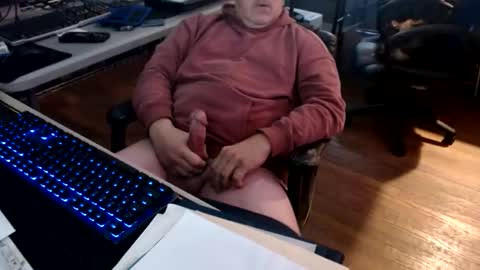 Snapshot of smly chatting on 12.20.25 smly online show from 12.20.25