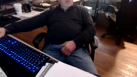 Snapshot of smly chatting on 12.21.25 smly online show from 12.21.25