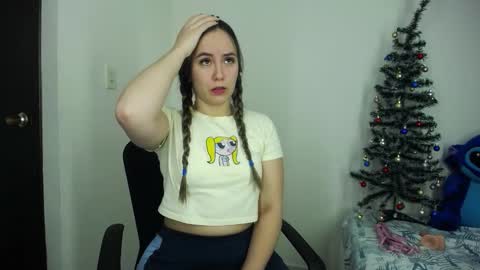 Snapshot of sofi_sweetcam21 chatting on 12.17.25 LAURA SOFIA online show from 12.17.25