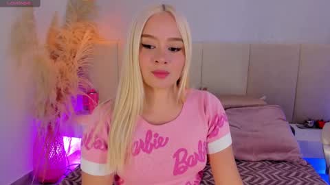 Snapshot of sofia_pamela chatting on 09.12.25 SOFIA PAMELA online show from 09.12.25