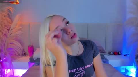 Snapshot of sofia_pamela chatting on 09.19.25 SOFIA PAMELA online show from 09.19.25