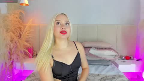 Snapshot of sofia_pamela chatting on 09.28.25 SOFIA PAMELA online show from 09.28.25