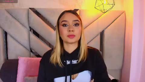 Snapshot of sofia_pamela_ chatting on 06.10.26 online show from 06.10.26