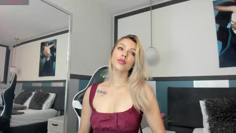 Snapshot of sofiaa_morris chatting on 09.24.25 Sofia online show from 09.24.25