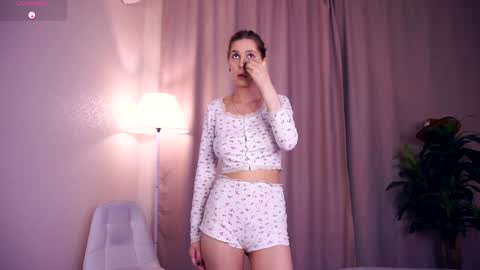 Hi My name is Sofia Welcome to my room Please thumbs up - its important online show from 09.29.25