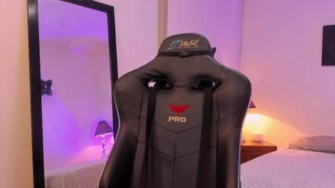 Sofia  Help me reach 5K followers  online show from 11.14.25