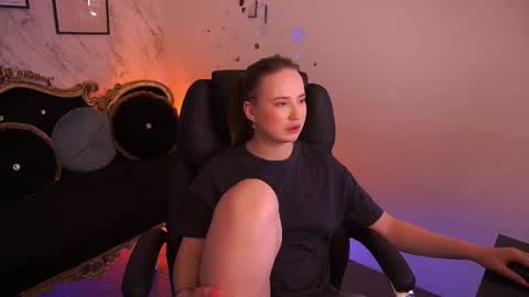 Snapshot of sofiebloom chatting on 06.14.26 Sofie online show from 06.14.26