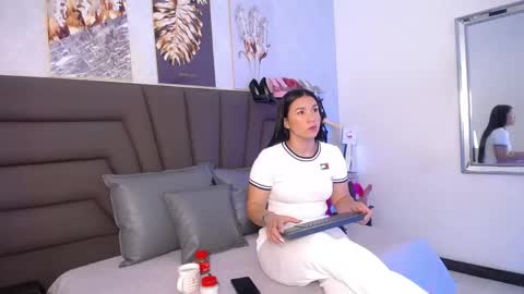 Snapshot of sofiperez_ chatting on 05.18.26 online show from 05.18.26