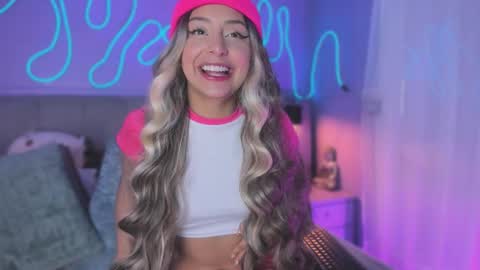 Snapshot of sofly_s chatting on 11.18.25 Sofi online show from 11.18.25