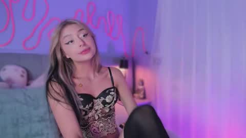 Snapshot of sofly_s chatting on 11.27.25 Sofi online show from 11.27.25