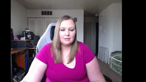 Snapshot of softerpeaches chatting on 01.24.25 Rose online show from 01.24.25