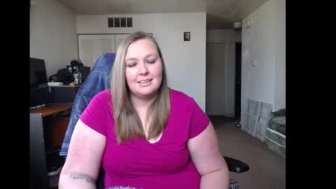 Snapshot of softerpeaches chatting on 02.18.25 Rose online show from 02.18.25