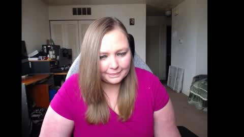 Snapshot of softerpeaches chatting on 03.03.25 Rose online show from 03.03.25