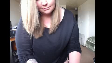 Snapshot of softerpeaches chatting on 03.07.25 Rose online show from 03.07.25