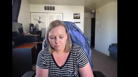 Snapshot of softerpeaches chatting on 10.06.25 Rose online show from 10.06.25