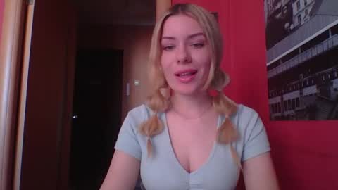 Snapshot of softy_aura chatting on 05.18.26 softy_aura online show from 05.18.26