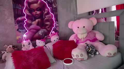 instagram    evalunavelez1. online show from 10.02.25