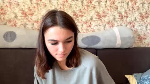 Snapshot of somerfrieler chatting on 10.15.25 Hello My name is Jane  im new model here and little but shy but curious. online show from 10.15.25