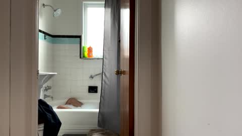 Snapshot of sonnymadraga chatting on 12.22.25 Sonny Madraga online show from 12.22.25