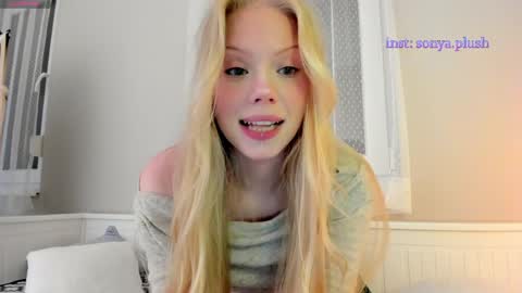 Snapshot of sonyaplush chatting on 05.20.26 Sonya Instagram Twitter sonyaplushgirl OnlyFans sonyaplush online show from 05.20.26