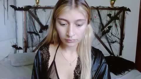 SophiaLee online show from 10.25.25