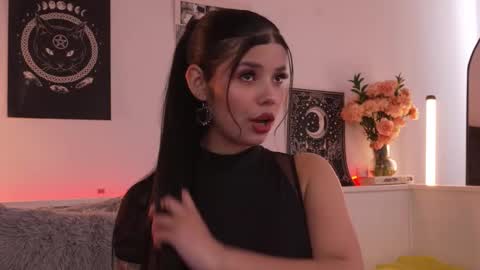 Sophiee  online show from 10.24.25