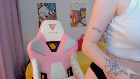 Snapshot of sophiee_lane chatting on 12.20.24 Sophie online show from 12.20.24