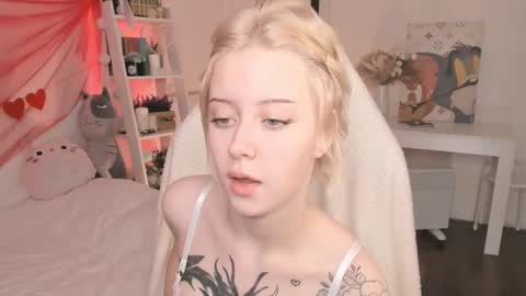 Snapshot of sophiee_lane chatting on 02.16.25 Sophie online show from 02.16.25