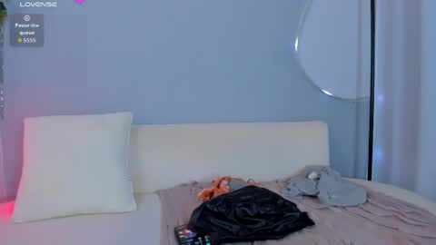 Snapshot of sophiee_s chatting on 05.19.26 Sophie online show from 05.19.26