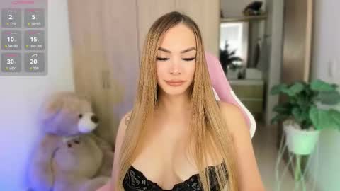 Snapshot of sophiehoney_ts chatting on 10.13.25 SAMANTHA online show from 10.13.25