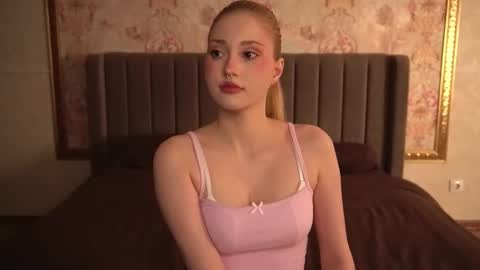 Snapshot of soradusk chatting on 10.26.25 soradusk online show from 10.26.25