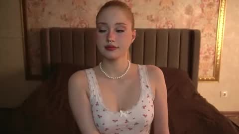 Snapshot of soradusk chatting on 10.27.25 soradusk online show from 10.27.25