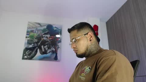 Snapshot of soy_apolo chatting on 10.25.25 soy_apolo online show from 10.25.25