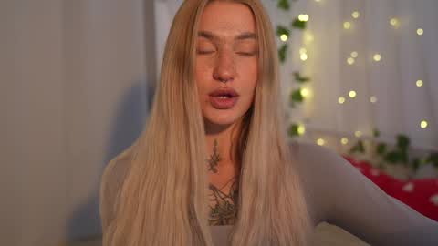 Snapshot of sparks__daisy chatting on 01.04.25 DAISY online show from 01.04.25