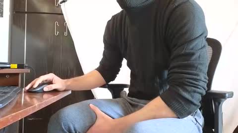 Marco. When Im offline you can view premium content in bio online show from 11.08.25