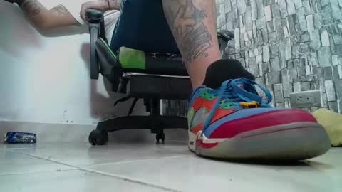 Snapshot of srfindomfeet_ chatting on 01.25.25 sr master cum its my old account online show from 01.25.25