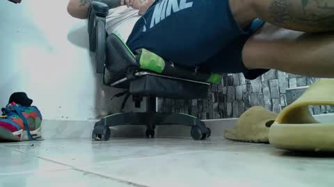 Snapshot of srfindomfeet_ chatting on 01.25.25 sr master cum its my old account online show from 01.25.25