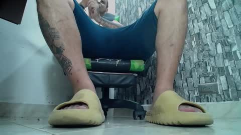 Snapshot of srfindomfeet_ chatting on 02.01.25 sr master cum its my old account online show from 02.01.25