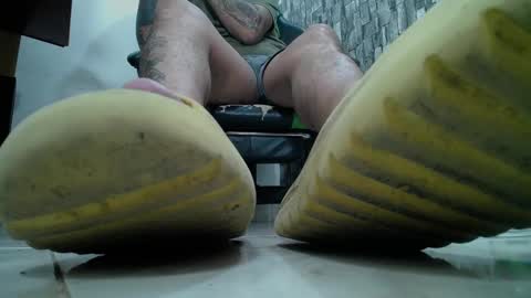 Snapshot of srfindomfeet_ chatting on 02.15.25 sr master cum its my old account online show from 02.15.25