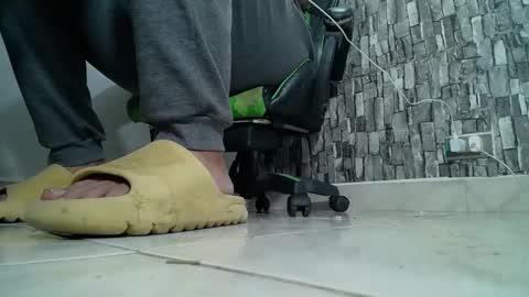 Snapshot of srfindomfeet_ chatting on 02.20.25 sr master cum its my old account online show from 02.20.25