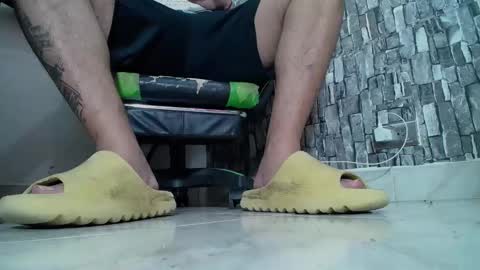 Snapshot of srfindomfeet_ chatting on 03.10.25 sr master cum its my old account online show from 03.10.25