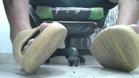 Snapshot of srfindomfeet_ chatting on 09.15.25 sr master cum its my old account online show from 09.15.25