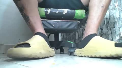 Snapshot of srfindomfeet_ chatting on 09.17.25 sr master cum its my old account online show from 09.17.25