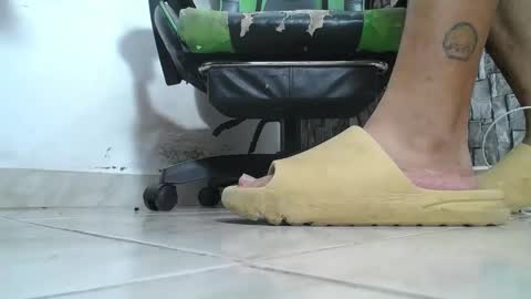 Snapshot of srfindomfeet_ chatting on 09.19.25 sr master cum its my old account online show from 09.19.25
