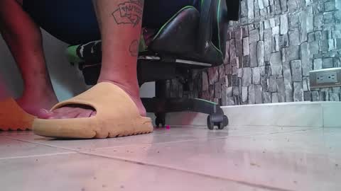 Snapshot of srfindomfeet_ chatting on 09.21.25 sr master cum its my old account online show from 09.21.25